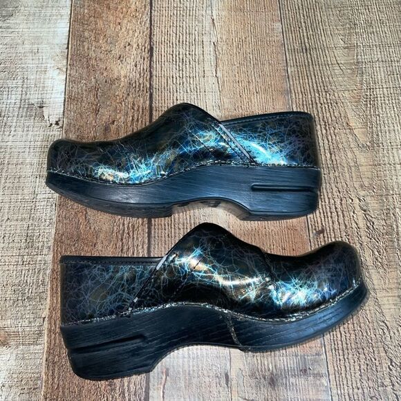 dansko nursing clogs *damaged* - Picture 8 of 11